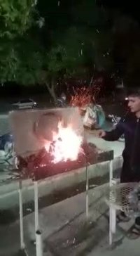 کباب دادن کاندیدای انتخابات به مردم در ایذه