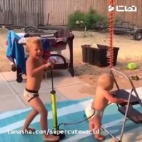 داداشش رو باد می کنه