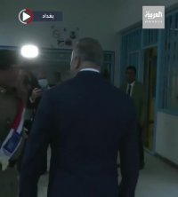 بازرسی بدنی نخست‌ وزیر عراق پیش از از ورود به مرکز رای‌ گیری