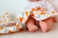 پیچاندن نوزاد در پارچه هنگام استراحت