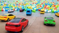 ماشین بازی کودکانه در استخر توپ های رنگی