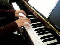 الهه ناز بر روی کلاوی ها