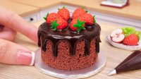 آشپزی مینیاتوری کیک شکلاتی اسفنجی با تزیین توت فرنگی