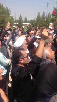 خواندن سرود " ای ایران " بر سر آرامگاه هما سلطانی