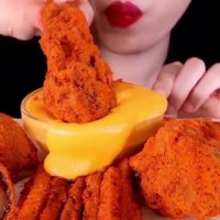 خوردن مرغ سوخاری تند