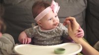 اولین تغذیه جامد نوزاد در 4 تا 6 ماهگی