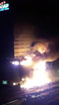 یک مجتمع تجاری در منطقه 22 میان شعله های آتش سوخت