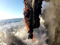 لحظه ریختن مواد مذاب در دریا