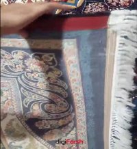 فرش ماشینی کاشان 700 شانه نیاوران طرح ارشیدا سرمه ای صددرصد اکرلیک تراکم 2550 کد 700585