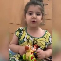 این دختر فوق العاده شیرین زبونه .... کلیپ رو ببینی عاشقش میشی ... خیلی باحاله از دست ندین