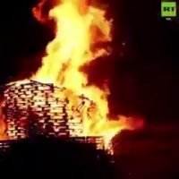 مردم ایرلند شمالی پرچم بریتانیا و اسرائیل را آتش زدند !