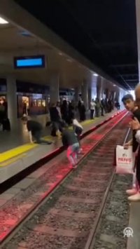 رفتار عجیب و خطرناک مسافران در متروی ترکیه