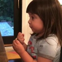 کلیپهای خنده دار اینستا : خوردن چیپس سرکه نمکی برای اولین بار