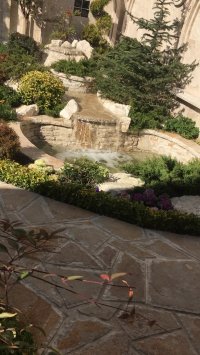 اجرای آبنما و ساختن آبشار باسنگهای صخره ای بانصابان ماهر و حرفه ای 09124026545