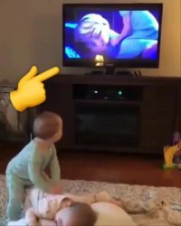 تقلید کردن بچه از کارتون کودکانه