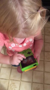 کسی مزاحم بازی کردنش نشه