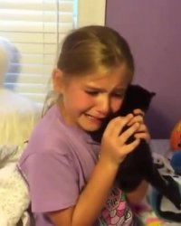 غافلگیری دختر کوچولو با بچه گربه