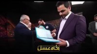 تقدیم لوح به "احسان علیخانی" در پشت صحنه ماه عسل