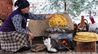 آشپزی در طبیعت آذربایجان - نان لواش روی تنور سنگی