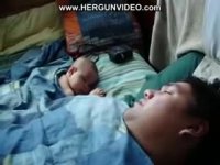 واکنش دیدنی کودک به خروپوف پدر