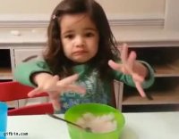 واکنش جالب یک کودک به بستنی خوردن