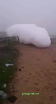 صحنه ای عجیب از طبیعت که ندیده اید(تکه های ابر روی زمین)