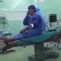 پیرمرد بیمار نگران است شاید دیگر زنده نمونه