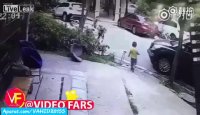 حادثه  وحشتناک زیر گرفته شدن پسربچه در زیر ماشین