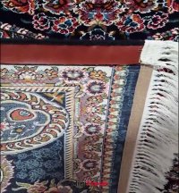 فرش کاشان 700 شانه نیاوران طرح حوض نقره زمینه سرمه ای صددرصد اکرلیک تراکم 2550 کد 700610