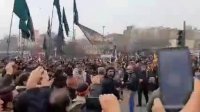 دمام زنی در مشهد قبل از آغاز مراسم تشییع پیکر شهید سپهبد قاسم سلیمانی