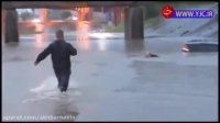 نجات راننده  از مرگ توسط خبرنگار هنگام گفتگوی زنده