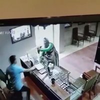 وقتی با اسپری تقلبی می‌خوای طلافروشی رو سرقت کنی