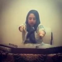 دختر معلولی که سنتور مینوازد