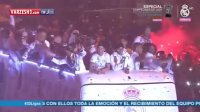 جشن قهرمانی بازیکنان رئال مادرید در بین هواداران