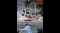 فیلم لحظه فروریختن وحشتناک ساختمان روی کارگران