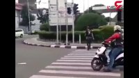 درسی جالب که عابر پیاده به موتور سوار متخلف داد