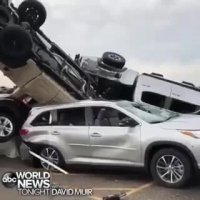 بلایی که طوفان  بر سر یک انبار فروش خودرو در آمریکا آورد