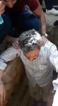 سوگندهای عبدالفتاح سلطانی در حال دفن دخترش