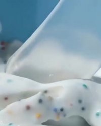 کرم های آرایشی از نمای بسیار نزدیک