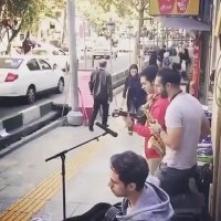 هنرنمایی سه جوان برای رهگذران در خیابان