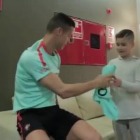 وقتی رونالدو پیراهنش را هدیه می دهد