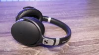 نمایشی از هدفون های بی سیم "Sennheiser"