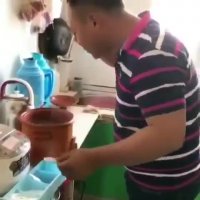 چرا نمکا رو نمیریزی تو ملاقه ها ؟!