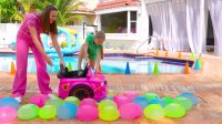 ولاد و نیکی : چالش سرگرمی بانوان : بازی با استخر 4 رنگ بادکنک آبی