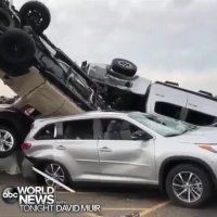 بلایی که طوفان‌ بر سر یک انبار فروش خودرو در امریکا آورد
