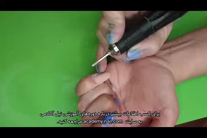 آموزش کاشت ناخن هلویی : مرحله چهارم : دورگیری - نیل آکادمی