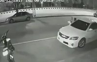 حادثه وحشتناک هنگام پیاده شدن از خودرو