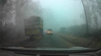 سفر در جاده ای مه آلود