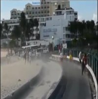 عاقبت ایستادن پشت موتور هواپیما!