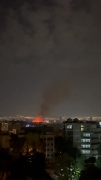 نبرد پدافند هوایی تهران در بالای ساختمان شیشه ای صدا و‌ سیما